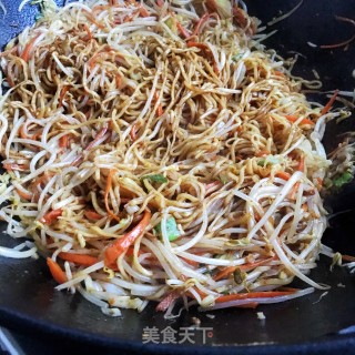绿豆芽炒细面的做法步骤：8