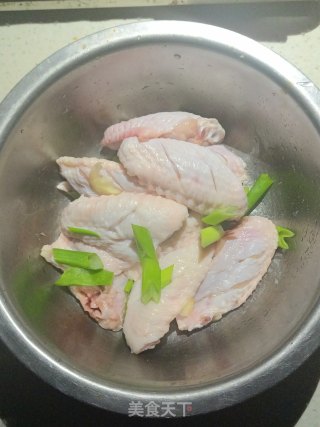 干锅大虾鸡翅的做法步骤：2