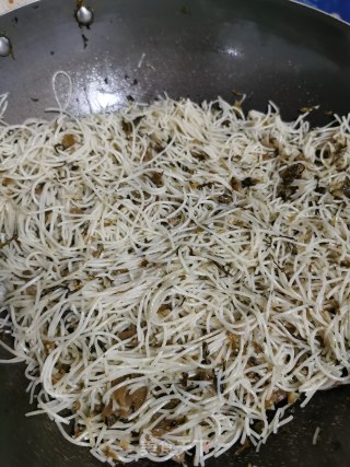 糟菜炒粉干的做法步骤：5