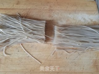包菜炒粉条的做法步骤：1