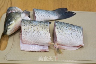 啤酒炖草鱼的做法步骤：2