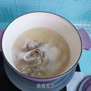 萝卜大骨汤的做法步骤：1