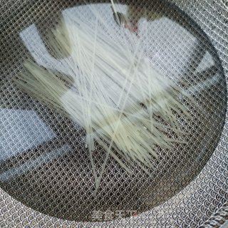 嫩南瓜熟肉炒米粉的做法步骤：1