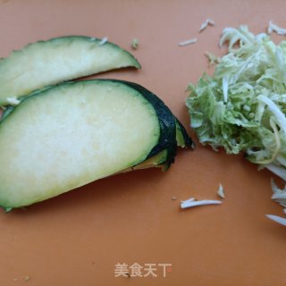 嫩南瓜熟肉炒米粉的做法步骤：2