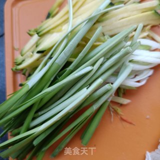 嫩南瓜熟肉炒米粉的做法步骤：3