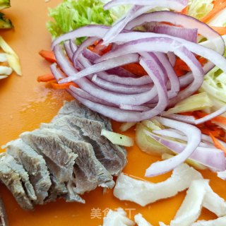 嫩南瓜熟肉炒米粉的做法步骤：4