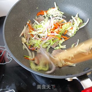 嫩南瓜熟肉炒米粉的做法步骤：9