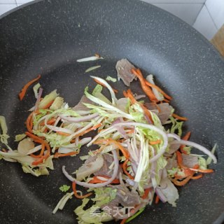 嫩南瓜熟肉炒米粉的做法步骤：10