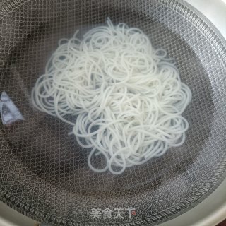 嫩南瓜熟肉炒米粉的做法步骤：11