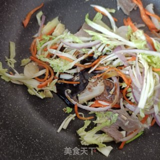嫩南瓜熟肉炒米粉的做法步骤：12