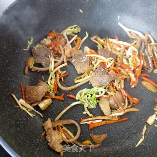 嫩南瓜熟肉炒米粉的做法步骤：13