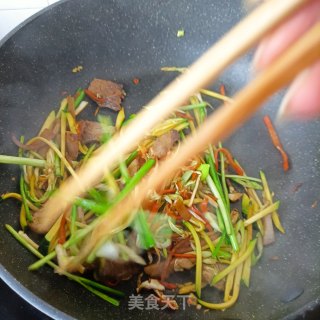 嫩南瓜熟肉炒米粉的做法步骤：15