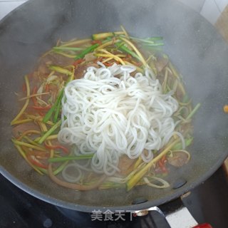 嫩南瓜熟肉炒米粉的做法步骤：16