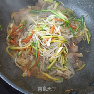 嫩南瓜熟肉炒米粉的做法步骤：17