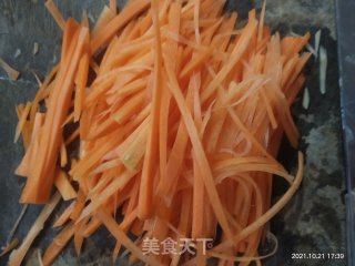 胡萝卜土豆丝儿的做法步骤：1