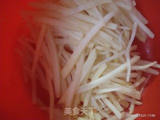 胡萝卜土豆丝儿的做法步骤：2