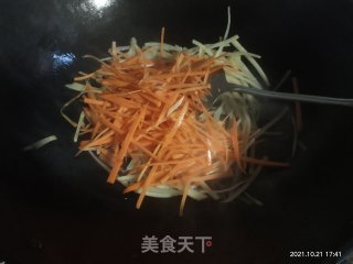 胡萝卜土豆丝儿的做法步骤：3