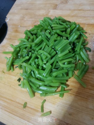 凉拌红薯杆红薯叶的做法步骤：1