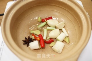 砂锅焖鸡的做法步骤：2