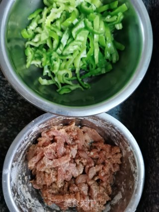 青椒炒肉的做法步骤：1