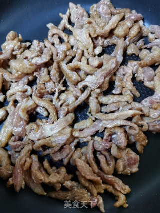 青椒炒肉的做法步骤：2