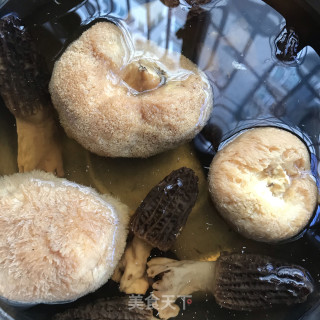 猴头菇羊肚菌鸡汤的做法步骤：1