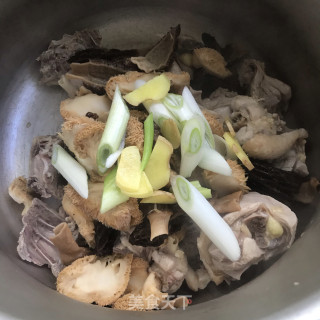 猴头菇羊肚菌鸡汤的做法步骤：6