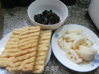 黑木耳莲藕烧兰花豆腐干的做法步骤：1