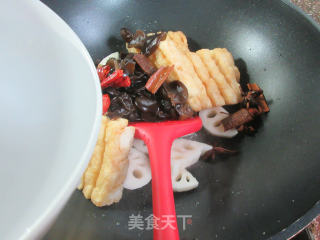 黑木耳莲藕烧兰花豆腐干的做法步骤：6