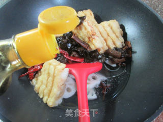 黑木耳莲藕烧兰花豆腐干的做法步骤：7