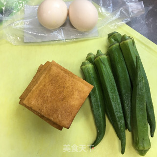 秋葵炒鸡蛋香干的做法步骤：1