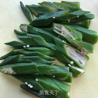 秋葵炒鸡蛋香干的做法步骤：3