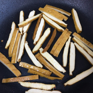 秋葵炒鸡蛋香干的做法步骤：9