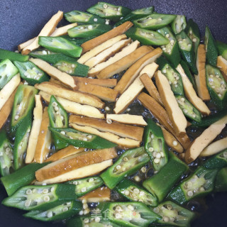 秋葵炒鸡蛋香干的做法步骤：10