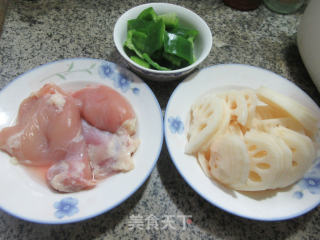 柿子椒鸡腿肉炒莲藕的做法步骤：1