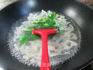 柿子椒鸡腿肉炒莲藕的做法步骤：8