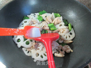 柿子椒鸡腿肉炒莲藕的做法步骤：11