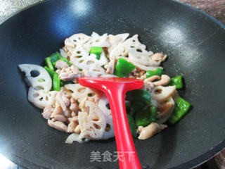 柿子椒鸡腿肉炒莲藕的做法步骤：13