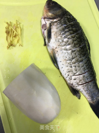 萝卜鲫鱼汤的做法步骤：1