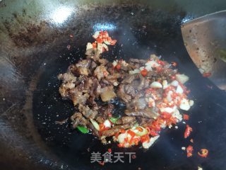 大蒜辣椒炒牛筋的做法步骤：7