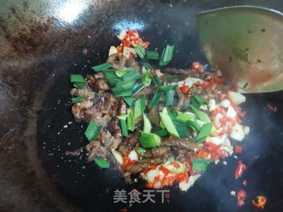 大蒜辣椒炒牛筋的做法步骤：8