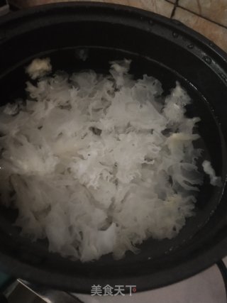 银耳红枣枸杞养生汤的做法步骤：1