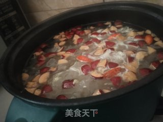 银耳红枣枸杞养生汤的做法步骤：2