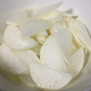糖醋腌萝卜的做法步骤：2