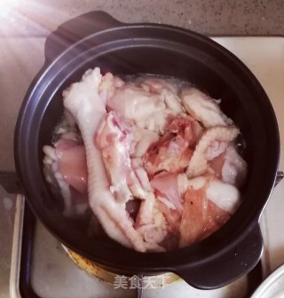 香菇黄焖鸡煲????????????的做法步骤：1