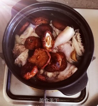 香菇黄焖鸡煲????????????的做法步骤：2