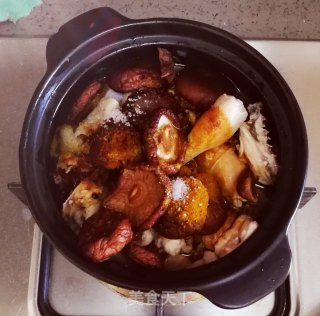 香菇黄焖鸡煲????????????的做法步骤：3