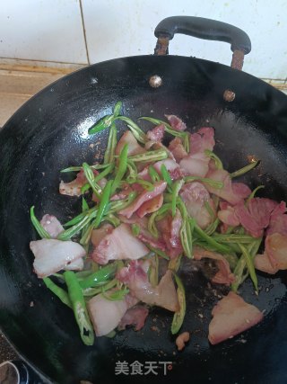 青椒爆炒猪头肉的做法步骤：4