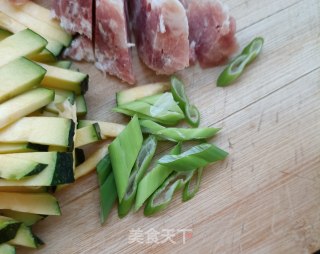 嫩南瓜热汤面的做法步骤：3