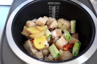 电饭煲炖五花肉的做法步骤：7